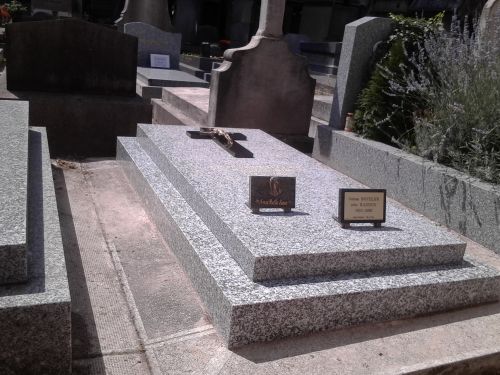 Monument à pente au cimetière de Montmarte à Paris